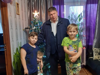 Сергей Агапов поздравил многодетную семью с новогодними праздниками